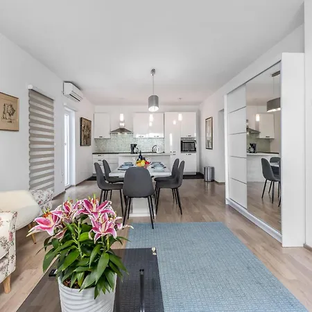 1 Bedroom Stunning In Apartament *