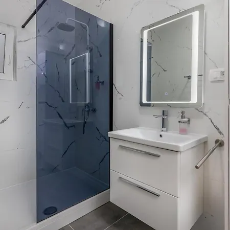 1 Bedroom Stunning In *